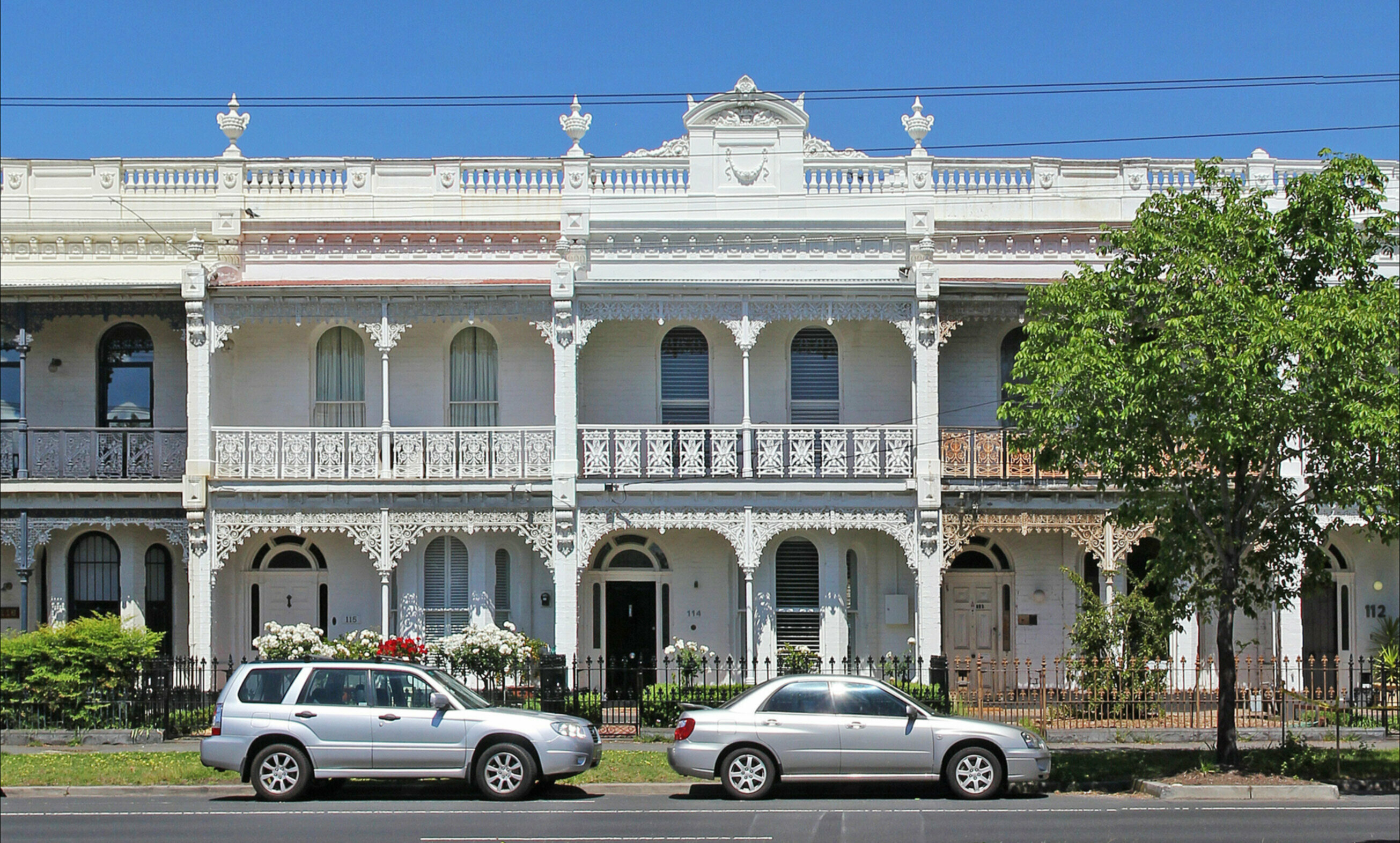Victorian_terrace_on_canterbury_road,_Middle_Park